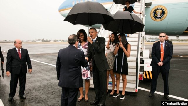 El presidente Obama es recibido en la pista del aeropuerto José Martí por el canciller de Cuba, Bruno Rodríguez (White House).