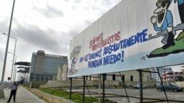 Vista a lo lejos, del edificio de la Sección de Intereses de EEUU en Cuba (SINA) ubicado en el malecón habanero. Foto Archivo