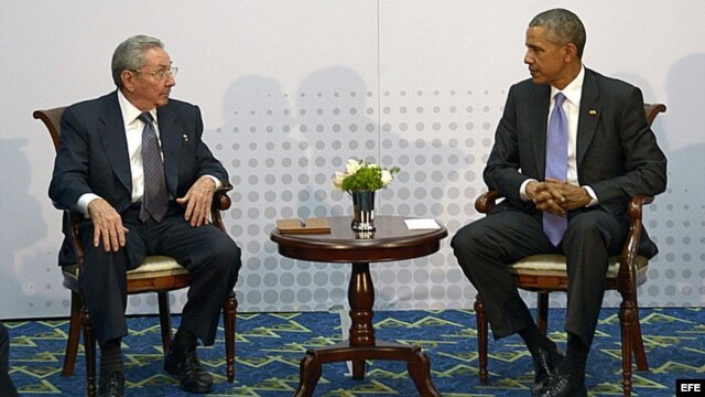 Obama y Raúl Castro durante un encuentro en abril de 2015. Cumbre de Las Americas en Panamá. Archivo.