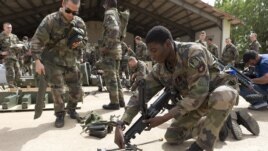 Soldados franceses preparando armamento en la base aérea de Bamako, Malí. 