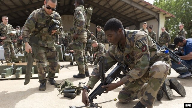 Soldados franceses preparando armamento en la base aérea de Bamako, Malí. 