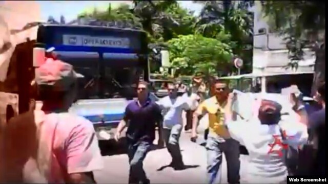 Imagen del vídeo del arresto de Damas de Banco y opositores el 16 de agosto en La Habana.