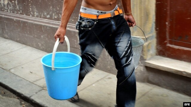El agua contaminada es una de las principales vías para la propagación del cólera.