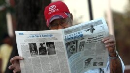 Cubano leyendo el Juventud Rebelde