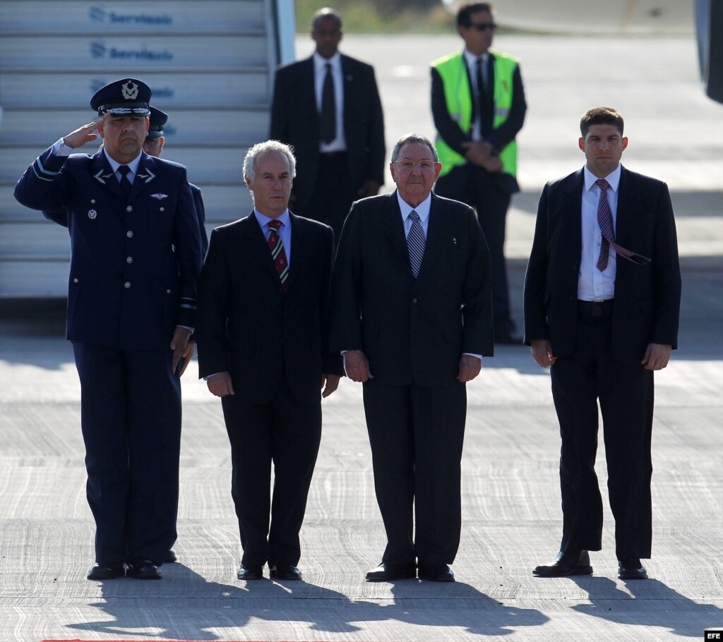 Raúl Castro (2 d), al llegar al Aeropuerto Internacional de Santiago de Chile, para participar en la primera Cumbre de la Comunidad de Estados Latinoamericanos y Caribeños (Celac) y la Unión Europea (UE).  