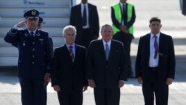 Raúl Castro (2 d), al llegar al Aeropuerto Internacional de Santiago de Chile, para participar en la primera Cumbre de la Comunidad de Estados Latinoamericanos y Caribeños (Celac) y la Unión Europea (UE).  