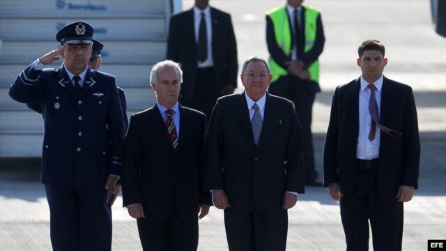 Raúl Castro (2 d), al llegar al Aeropuerto Internacional de Santiago de Chile, para participar en la primera Cumbre de la Comunidad de Estados Latinoamericanos y Caribeños (Celac) y la Unión Europea (UE).  