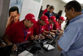 Revisión de tarjetas de crédito, verificación de pasajes comprados, control de huellas dactilares para detectar a los los pasajeros venezolanos que viajan para conseguir dólares baratos.