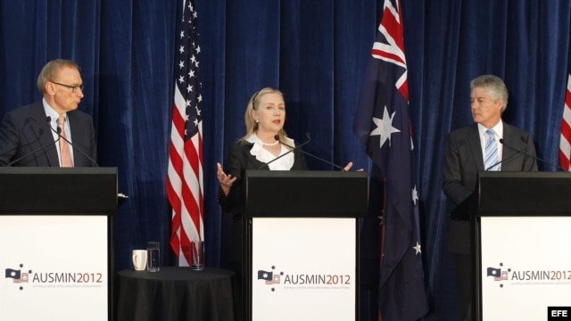 La secretaria de Estado de Estados Unidos, Hillary Clinton(c), habla junto a los ministros australianos de Asuntos Exteriores, Bob Carr (izq), y Defensa, Stephen Smith (der), durante una rueda de prensa. 