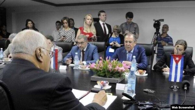 Ricardo Cabrisas Ruiz (i), vicepresidente cubano del Consejo de Ministros, en conversaciones con Serguéi Lavrov (c), ministro de Asuntos Exteriores de la Federación de Rusia, en La Habana, el 24 de marzo de 2015.