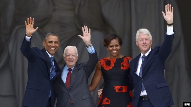 Los exmandatarios estadounidenses Bill Clinton (d) y Jimmy Carter (2d), el presdiente estadounidense, Barack Obama (2i), y su esposa, Michelle Obama (i), saludan a la multitud durante una ceremonia para conmemorar los 50 años del discurso "I have a Dream" de Martin Luther King