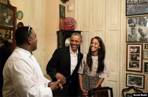 Obama saluda al chef de la paladar San Cristóbal.