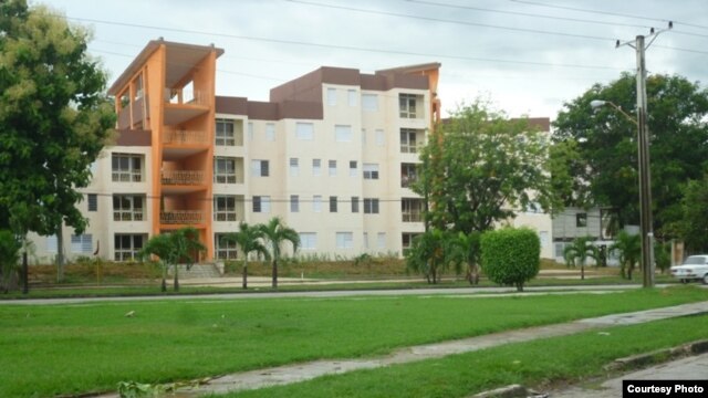 La población llama a algunos de los nuevos y lujosos edificios construidos para oficiales del Ministerio del Interior "los Meliá MININT"