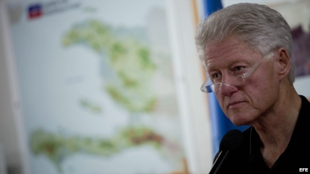 Archivo - El ex presidente estadounidense Bill Clinton durante su viaje a Haití en el 2010. 