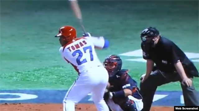 El jardinero cubano Yasmani Tomás durante el III Clásico Mundial de Béisbol (2013).