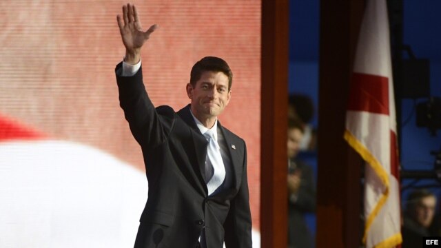 El candidato republicano a la vicepresidencia Paul Ryan saluda al llegar al escenario el miércoles 29 de agosto de 2012. 