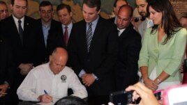 El gobernador de Florida, Rick Scott, firma la ley en mayo de 2012 en la histórica Torre de la Libertad de Miami, símbolo de los cubanos exiliados en Estados Unidos
