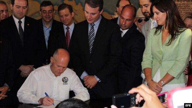 El gobernador de Florida, Rick Scott, firma la ley en mayo de 2012 en la histórica Torre de la Libertad de Miami, símbolo de los cubanos exiliados en Estados Unidos