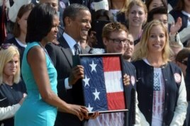El presidente de Estados Unidos, Barack Obama, y su mujer, Michelle Obama (i), felicitan a la delegación paralímpica de EE.UU. en la Casa Blanca.