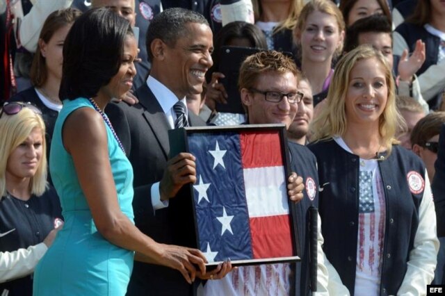 El presidente de Estados Unidos, Barack Obama, y su mujer, Michelle Obama (i), felicitan a la delegación paralímpica de EE.UU. en la Casa Blanca.