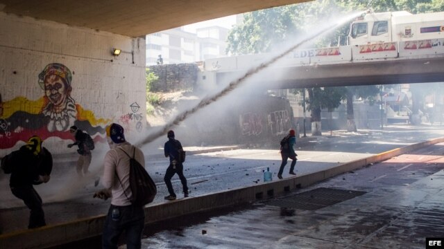 Manifestantes opositores se enfrentan con integrantes de la Guardia Nacional Bolivariana. Archivo