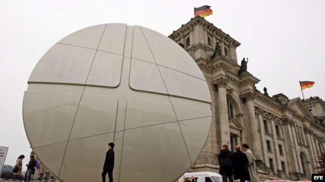 Fotografía de archivo de una aspirina gigante levantada enfrente del Bundestag, en Berlín, Alemania. 