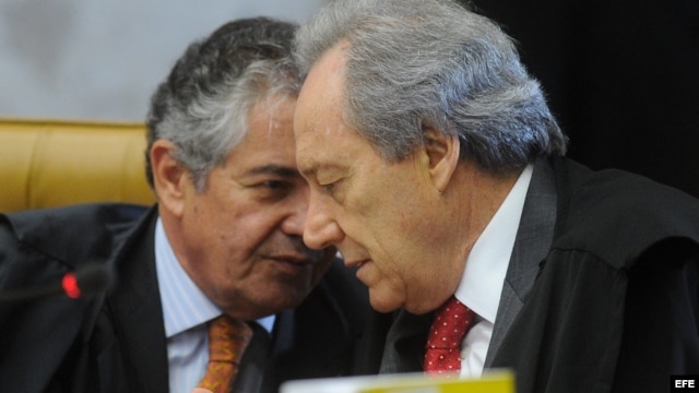 El magistrado del Tribunal Supremo de Brasil Marcos Aurelio de Mello y el revisor Ricardo Lewandowski en Brasilia, en una nueva audiencia del "Juicio del siglo". 
