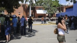 Familiares de reclusos aguardan a las puertas de la Morgue de Barquisimeto, Estado Lara (Venezuela)
