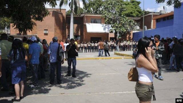 Familiares de reclusos aguardan a las puertas de la Morgue de Barquisimeto, Estado Lara (Venezuela)