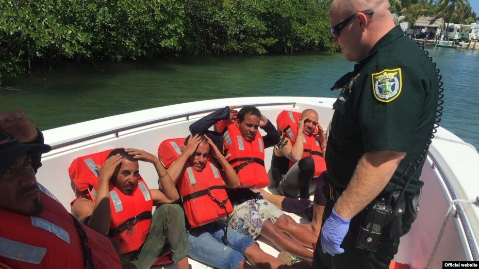 Grupo de balseros cubanos que tocaron tierra en Cayos de la Florida