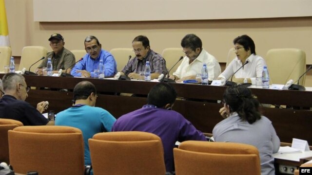 De izquierda a derecha, los integrantes de las FARC, Ricardo Téllez, Mauricio Jaramillo, Andrés París, Hermes Aguilar y Sandra Ramírez durante una conferencia de prensa hoy, jueves 6 de septiembre de 2012, en La Habana (Cuba).