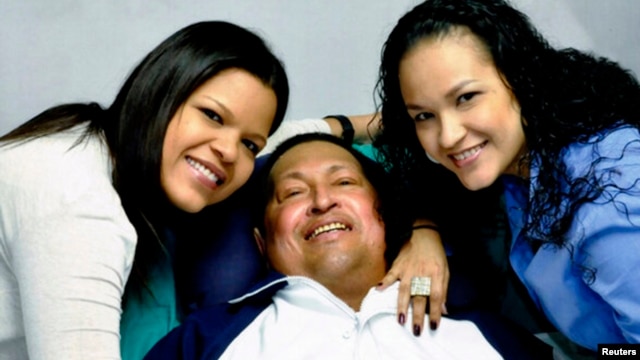 La foto de Chávez y sus hijas Rosa Virgina y María Gabriella.