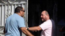 Fotógrafo de EFE Ernesto Mastrascusa (d) muestra en redes sociales agresión de guardaespaldas cubano de Rihanna.