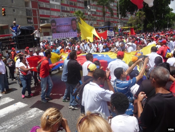 Seguidores de Maduro responden a la multitudinaria marcha opositora. (Foto: Alvaro Algarra)