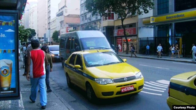 Un taxi circula por una ciudad brasileña. Fotografía de archivo.