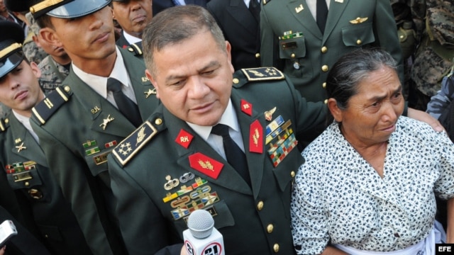 El general hondureño Romeo Vázquez Velázquez saluda a una mujer indígena.