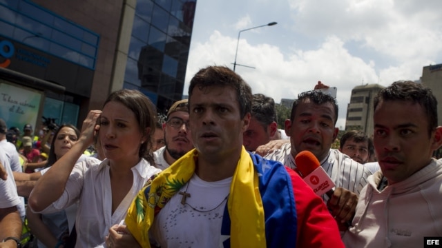 El dirigente opositor venezolano Leopoldo López se entregó a miembros de la Guardia Nacional (GNB, policía militarizada) el 18 de febrero de 2014, en una plaza en Caracas (Venezuela).