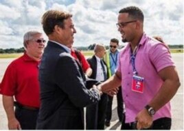 Antonio Castro saluda al jugador cubano de Grandes Ligas José "Pito" Abreu.