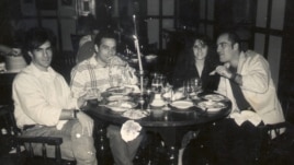 Cena de despedida. Jorge Crespo, Juan-Si González, Ana Lidia Correa y Marco Antonio Abad (i-d). Meses después, Marco fue detenido mientras filmaba el mitin de repudio contra María Elena Cruz Varela en su casa de Alamar.