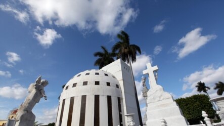 Un panteón de estilo Art Deco en el Cementerio Colón de la capital cubana.