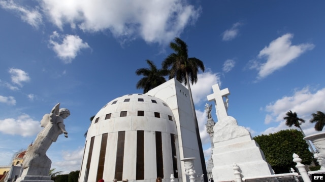 Un panteón de estilo Art Deco en el Cementerio Colón de la capital cubana.