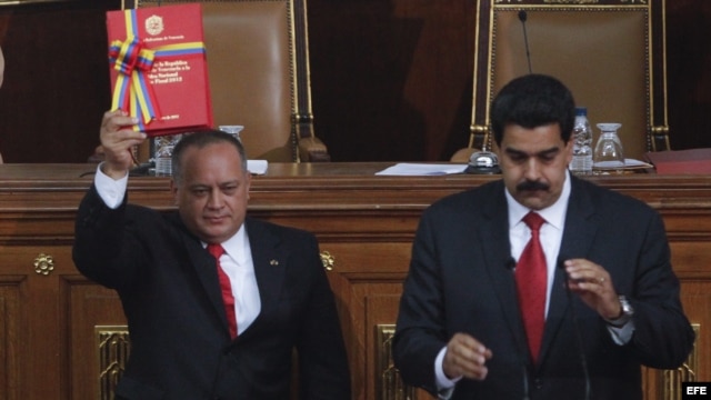 El vicepresidente de Venezuela, Nicolás Maduro (d), y el presidente de la Asamblea Nacional, Diosdado Cabello (i), en la sede del Parlamento en Caracas, Venezuela. Archivo.
