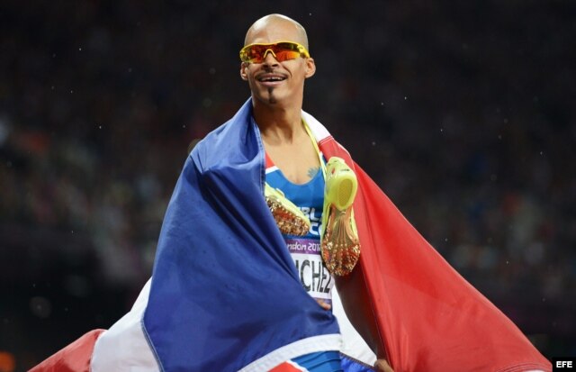 El dominicano Félix Sánchez celebra al ganar la prueba de 400m vallas, en Londres 2012.