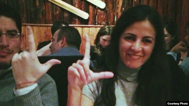 Rosa María Payá, en la cumbre de Ginebra, junto a Petya Verzilov, del grupo disidente ruso Voina.