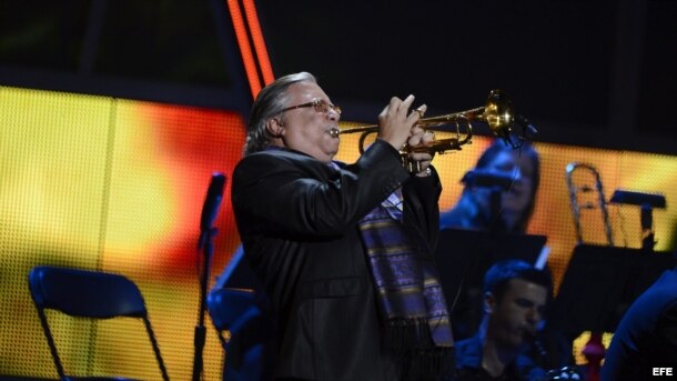 El músico cubano Arturo Sandoval actúa en la 13ra. edición de los Premios Grammy Latino en Las Vegas.