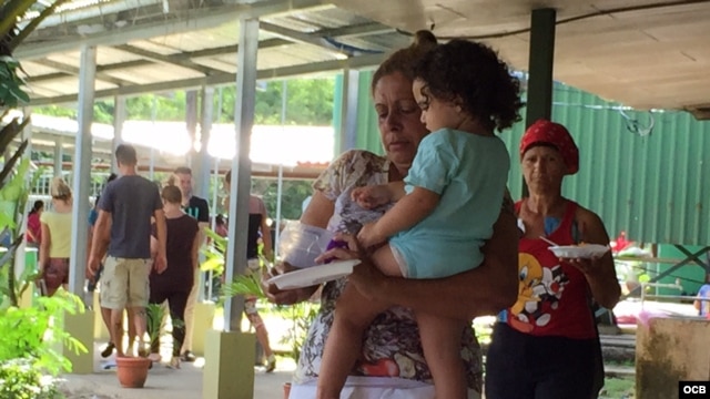 Cubanos varados en Costa Rica son acogidos en un albergue de tránsito habilitado en una escuela del cantón de La Cruz.
