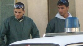 Léster Hernández (der) , oficial de Seguridad del Estado en Santa Clara.