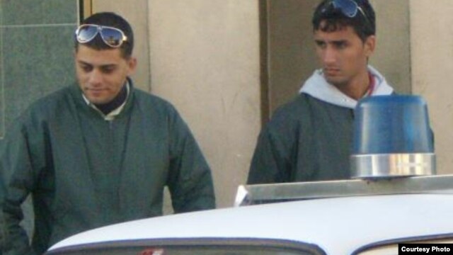 Léster Hernández (der) , oficial de Seguridad del Estado en Santa Clara.