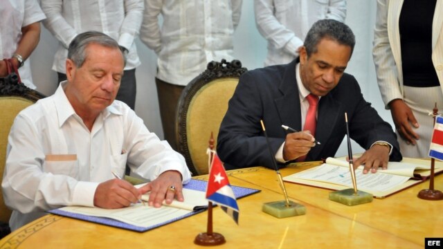 El canciller de Costa Rica, Enrique Castillo (i), y el ministro interino de Comercio Exterior y la Inversión Extranjera en Cuba, Antonio L. Carricarte Corona (d), firman en La Habana  el "Acuerdo Marco de Cooperación entre ambos Gobiernos". 