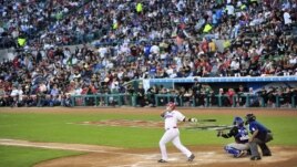 El cubano Donell Linares, integrante del equipo de República Dominicana, batea ante la selección de México (3 de febrero 2013)